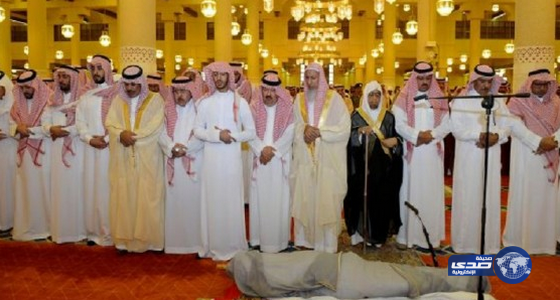 أمير الرياض يؤدي صلاة الميت على الأمير أحمد بن سعود بن عبدالعزيز
