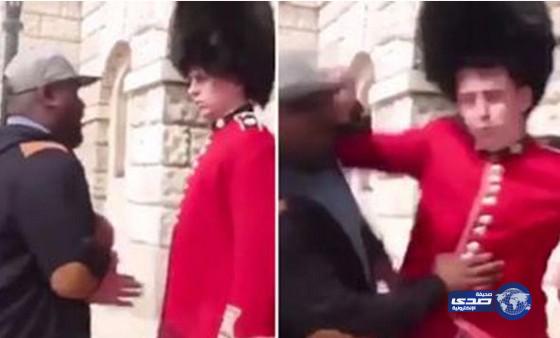 بالفيديو: حارس قصر ملكة بريطانيا يصفع رجلاً ويطرحه أرضاً