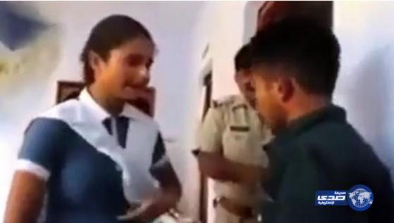 بالفيديو: طالبة هندية تلقن رجلا تحرش بها درسا لن ينساه في مركز الشرطة