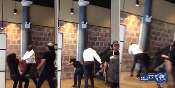 بالفيديو: شجار عنيف بين مدير مطعم وموظفة لديه في نيويورك