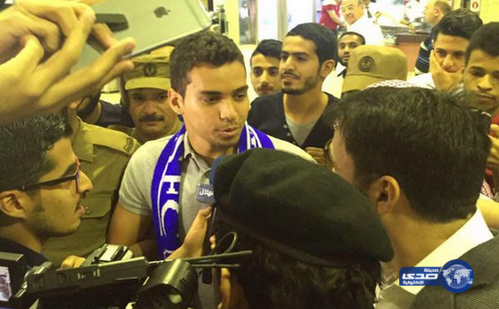 بالفيديو والصور.. البرازيلي كارلوس إدواردو يصل الرياض.. وجماهير الهلال تستقبله في المطار