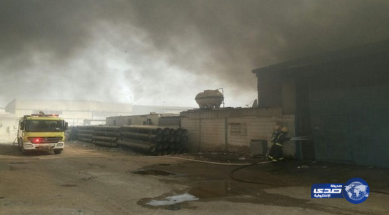 مدني جده يخمد حريقاً في مستودعين