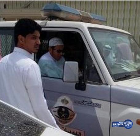 إنزال خطيب مخالف من المنبر بالقوة وتوقيفه بواسطة الأمن لتحديه السلطات بجازان