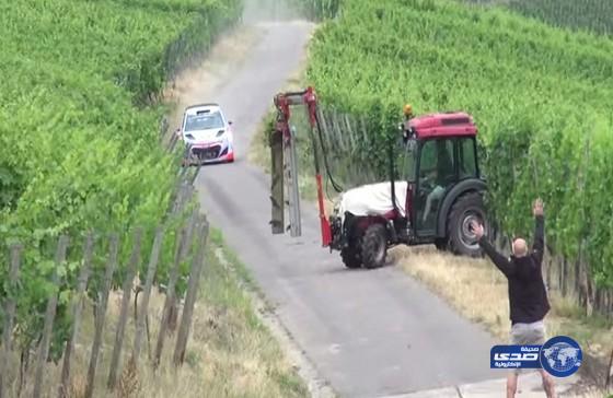 بالفيديو: متسابق رالي ينجو من حادث مميت بأعجوبة