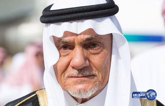 مشاعر الحزن تتملك الأمير تركي الفيصل خلال استقباله لجثمان شقيقه
