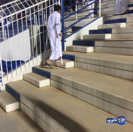 مشجع هلالي يحضر تدريبات الهلال بالعكاز..