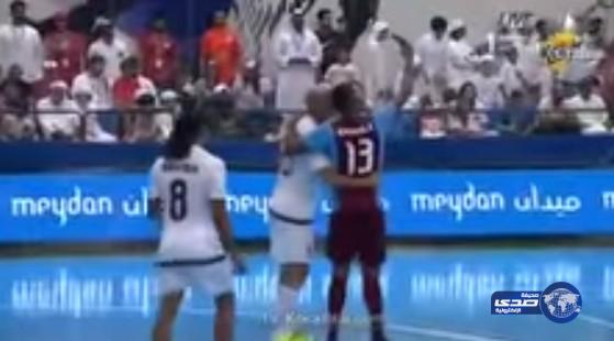 بالفيديو:اللاعب الإماراتي خميس إسماعيل يلتقط “سيلفي” مع زيدان أثناء المباراة