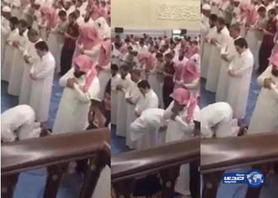 بالفيديو.. صراخ وعويل وانهيار أحد المصلين في صلاة القيام