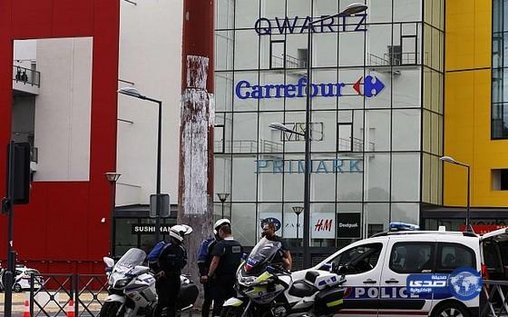 إجلاء 18 شخصا من مركز تجاري قرب باريس اقتحمه مسلحون