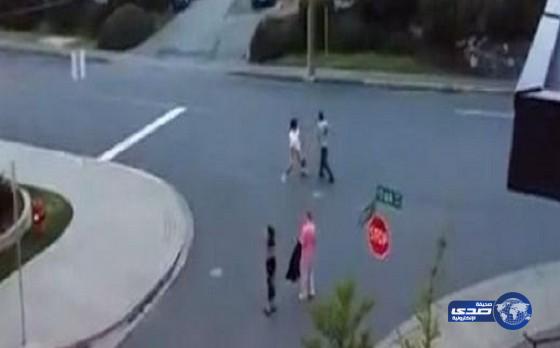 بالفيديو: مشاجرة عنيفة بين شابين بسبب هاتف محمول