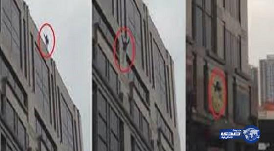 بالفيديو لحظة انتحار رجل قفزاً من أعلى مبنى شاهق بالصين