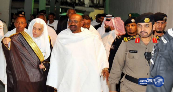 الرئيس السوداني يؤدي مناسك العمرة