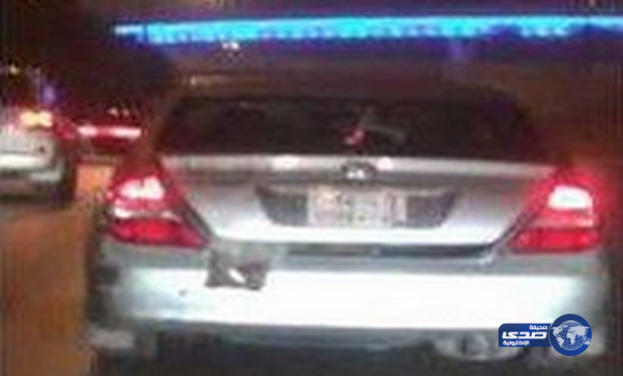 (فيديو) استهتار قائد مركبة خاطر بحياة ابنه بوضعه بشنطة السيارة يدفع “المرور” لتوقيفه