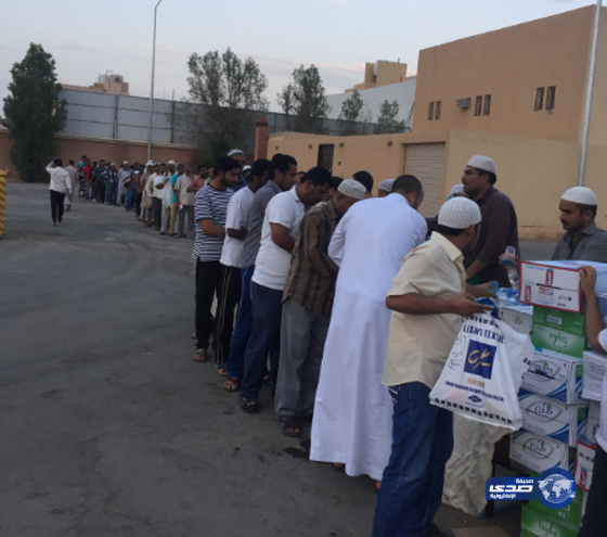 اهل الخير يقومون بالإشراف على افطار الصائمين بدون مقابل !