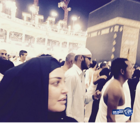 الفنانه “هدى صلاح” تؤدي مناسك العمره بالحرم المكي