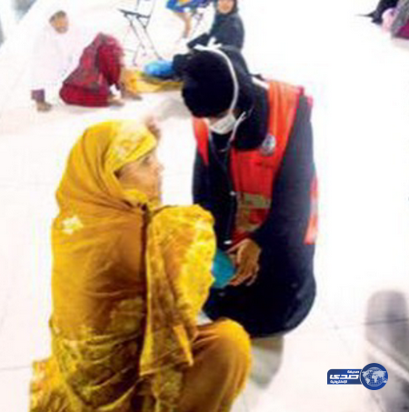 متطوعات يقمن بإسعافات أولية لزائرات المسجد النبوي