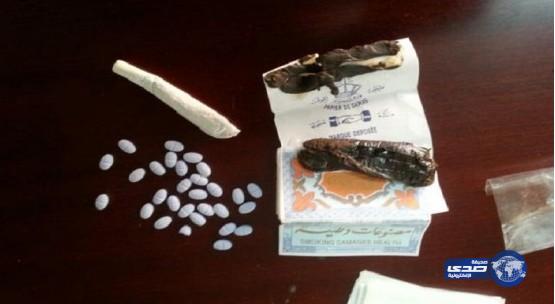 القبض على 3 أشخاص بحوزتهم حشيش وحبوب مخدرة