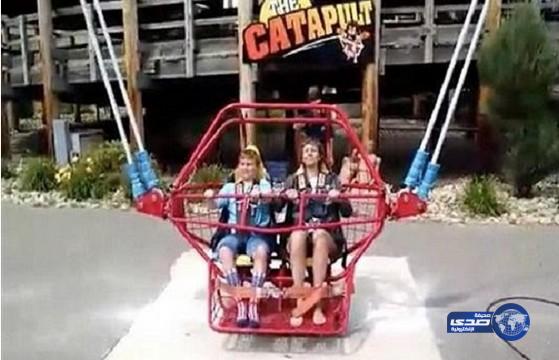 بالفيديو: لحظة تحطم لعبة ملاهي قبل إقلاعها بثوان