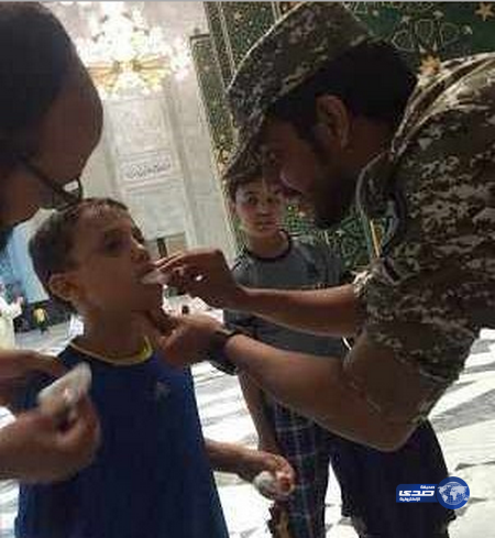 رجل أمن يضمد طفلاً مصابًا في الحرم المكيّ..