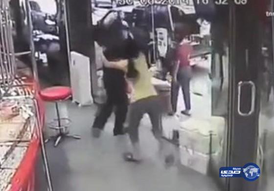 بالفيديو.. شجاعة عاملة بمحل مجوهرات امام لص