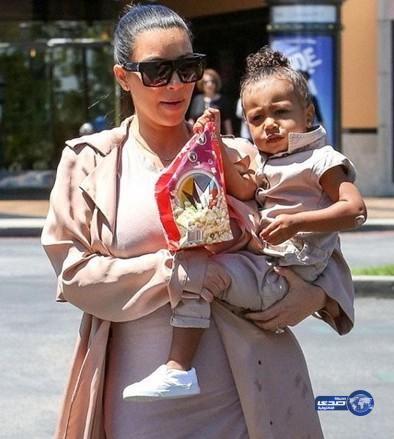 كيم كاردشيان تظهر بملابس متسخة وغير نظيفة