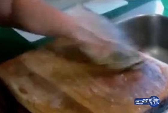 بالفيديو.. سمكة بدون رأس أو أحشاء تهاجم سيدة أثناء تنظيفها