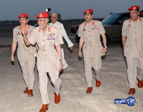 بالصور.. السلطان قابوس بالزي العسكري في ظهوره الأول بعد عودته من رحلة العلاج