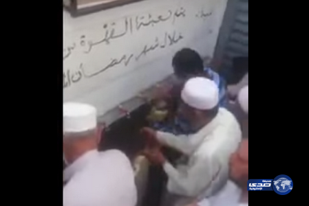 سعودي يوزّع القهوة في “برميل”(فيديو)