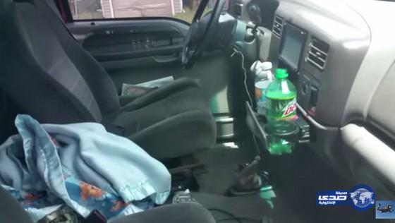 بالفيديو.. رجل يستخرج مفتاحه من داخل سيارته بطريقة عجيبة