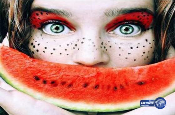 بالصور: فتاةإسبانية تبتكر مكياج من الفاكهة