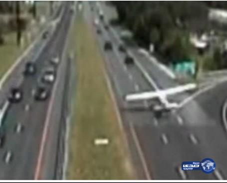 بالفيديو.. هبوط اضطراري لطائرة على شارع عام في نيوجيرسي