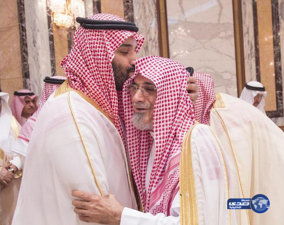 محمد بن سلمان مقبلاً رأس الشيخ صالح بن حميد إمام الحرم المكيّ (صور)