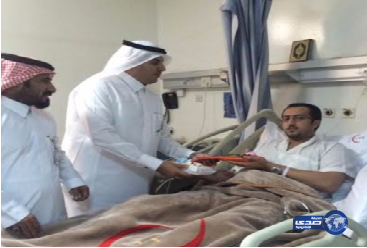عايد المرضى وقدم لهم الهدايا “آل قريشة” يتفقد أجنحة التنويم بمستشفى الملك خالد ‎