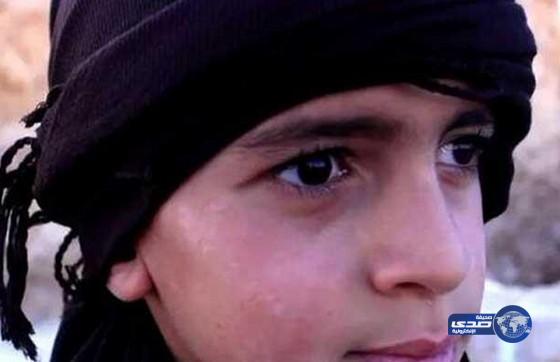 بالصور: لأول مرة.. طفل داعشي يذبح ضابطًا بالجيش السوري