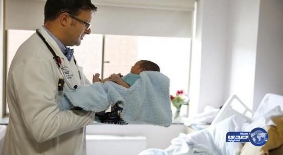 طبيب يهين امرأة بأخذ سيلفي مع زملائه أثناء توليدها