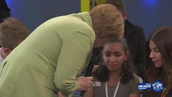 بالفيديو: أنجيلا ميركل تسخر من دموع طفلة فلسطينية لاجئة!