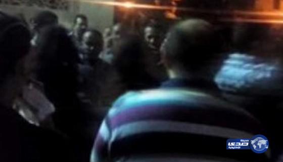 بالفيديو.. معجب لـ«نبيلة عبيد» في عزاء عمر الشريف: «يا بلبلة»