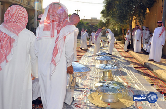 حائل تحافظ على تقاليد استقبال العيد بالموائد الجماعية