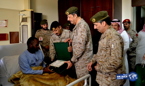 قائد المنطقة الشرقية يزور أحد مصابي “عاصفة الحزم” في أول أيام العيد