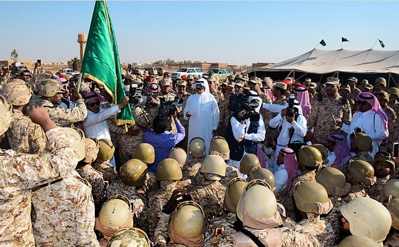 متعب بن عبدالله يعايد قوات الحرس الوطني في عرعر