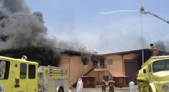 الدفاع المدني يباشر حريقًا هائلًا في مستودعين للمفروشات بخميس مشيط