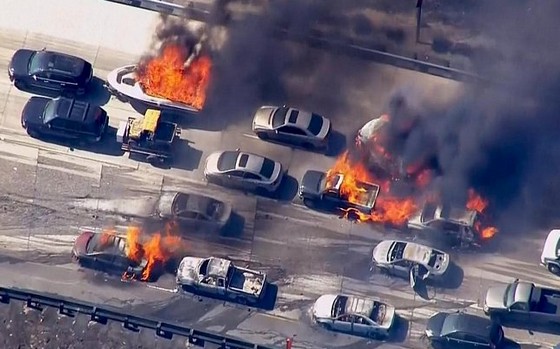 حريق غابات يجتاح طريقاً سريعاً في كاليفورنيا (صور)