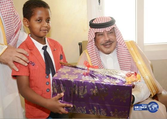 الامير مشاري بن سعود أمير منطقة الباحة يعايدالنزلاء بدار إيواء الايتام بمحافظة القرى‎(صور)