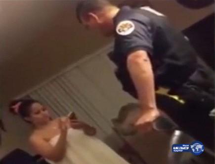 بالفيديو: شرطي يعتقل امرأة عارية في أريزونا بعد دخول منزلها بطريقة غير قانونية