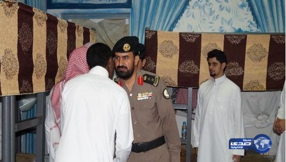 مدير السجون العقيد القحطاني يعايد نزلاء سجون جازان‎