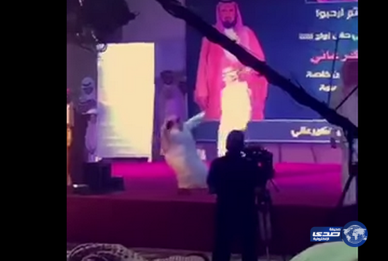 بالفيديو: سقوط ابو جفين عقب قصيدة بحفل زواج بخميس مشيط