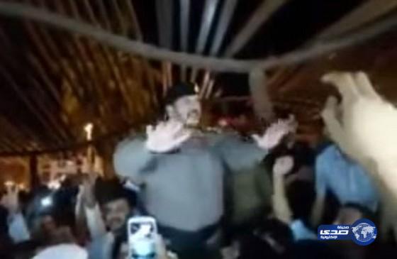 بالفيديو: ضابط في شرطة جدة ينجح في منع وقوع مضاربة بين مجموعة من اليمنيين