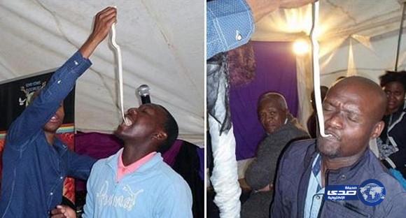 إفريقي يدعي النبوة ويطعم الأفاعي الحية لأتباعه