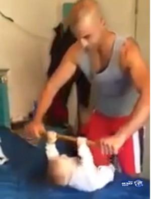 بالفيديو.. رضيع يمارس التمارين الرياضية بمساعدة والده