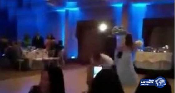 بالفيديو.. عريس يتسبب في سقوط عروسه مرتين